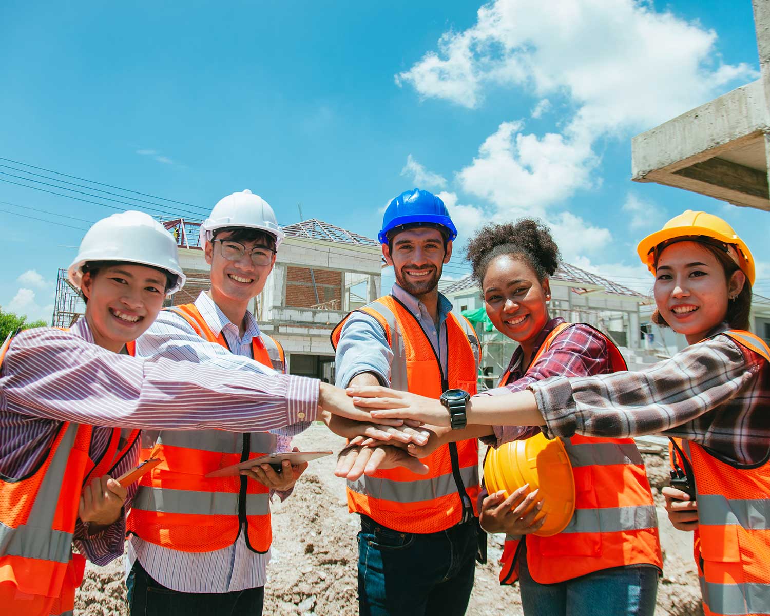 teams-of-a-group-of-professional-engineers-shake-h-4CUGMNN.jpg